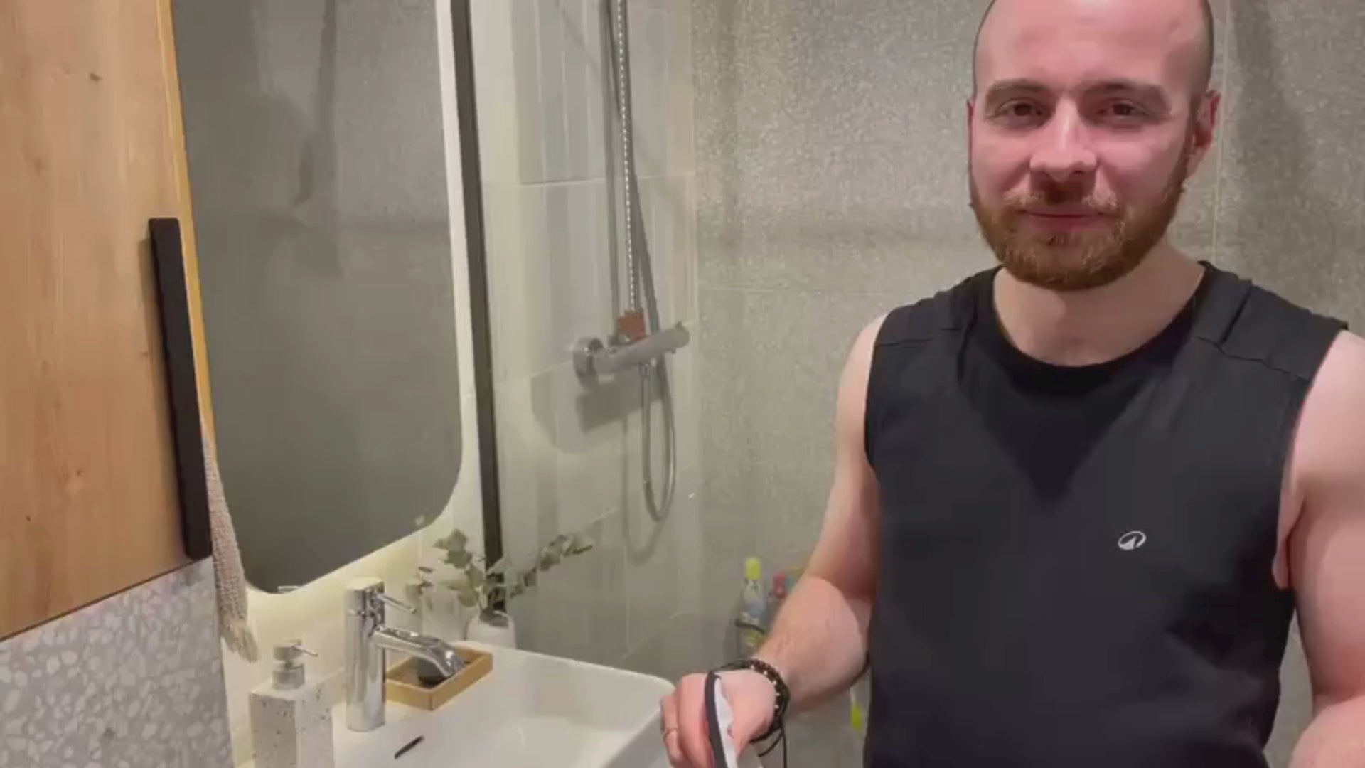 Încarcă clipul video: 